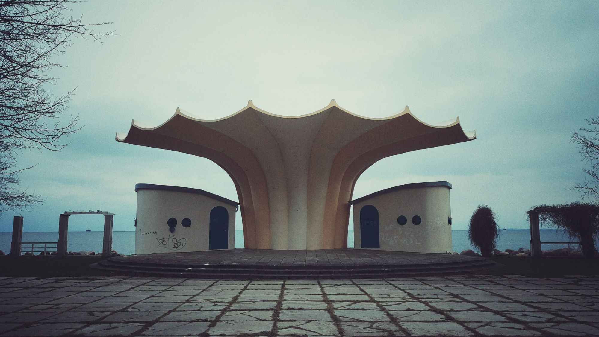 A wave shaped concrete structure on an empty square